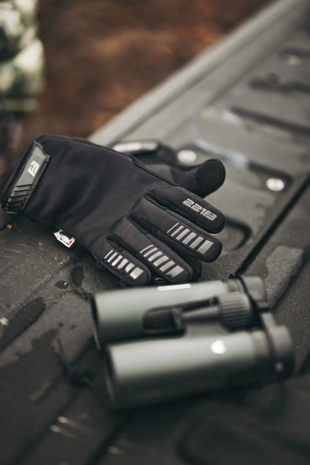 Duty gloves on the Elite mesh